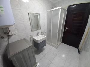 Uma casa de banho em Relaxing Apartment with garden view in New Cairo