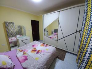 Uma cama ou camas num quarto em Relaxing Apartment with garden view in New Cairo
