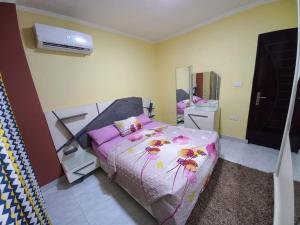 Uma cama ou camas num quarto em Relaxing Apartment with garden view in New Cairo