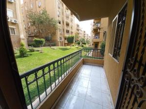 einen Balkon mit Parkblick in der Unterkunft Relaxing Apartment with garden view in New Cairo in Kairo