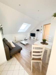 una sala de estar con un sofá y una mesa en Wattwürmchen, en Wremen