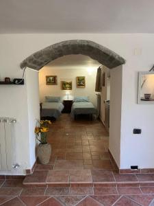 Mulazzo的住宿－la casa nel bosco，走廊上设有两张床和一张桌子
