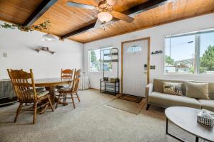 una sala de estar con un sofá y una mesa en Lazy Bear Cabin -Beautiful mountaineer style cabin with wood ceilings and beamed accents, en Big Bear City