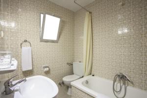 een badkamer met een toilet, een wastafel en een bad bij Casual de la Música Valencia in Valencia