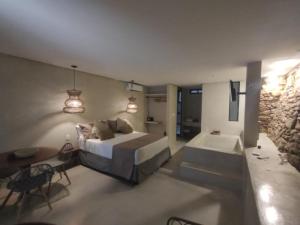 1 dormitorio con 1 cama y bañera en una habitación en Casa Oyá en Morro de São Paulo
