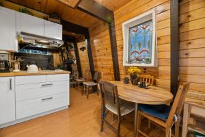 大熊湖的住宿－Comfy Cubby - Cozy mountain home in a great location near Bear Mountain Ski Resort，厨房以及带桌椅的用餐室。