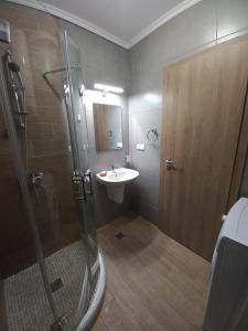 un bagno con doccia e lavandino di Cascadas Family Resort a Sunny Beach