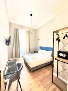 1 dormitorio con 1 cama y 1 silla en AD Suites Nazionale en Roma