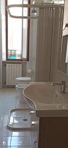 een badkamer met 2 wastafels en 2 toiletten bij Family House in Piombino