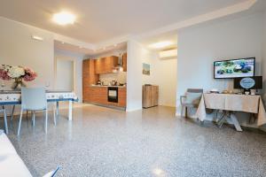cocina y sala de estar con mesa y sillas. en Discover Tortoreto en Tortoreto Lido