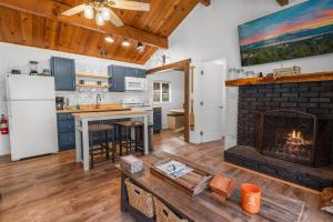 Dapur atau dapur kecil di Dark Pine Retreat - Excellent setting compliments this charming Big Bear cabin!