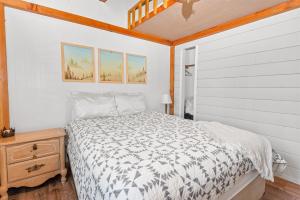 Katil atau katil-katil dalam bilik di Dark Pine Retreat - Excellent setting compliments this charming Big Bear cabin!