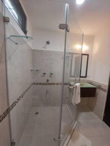 y baño con ducha y cabina de ducha acristalada. en Villas Cozumel #9, en Cozumel
