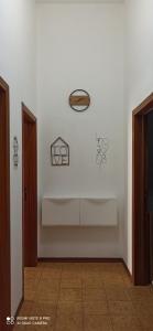 een kamer met een witte muur met tekeningen aan de muur bij Family House in Piombino