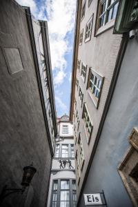 een uitzicht vanuit de steeg tussen twee gebouwen bij Jena The Grand Piano Suite in Jena