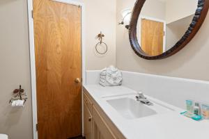 Ένα μπάνιο στο Knotty Hideaway - THE PERFECT BIG BEAR EXPERIENCE! +22 φωτογραφίες