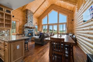 Coin salon dans l'établissement Coyote Flat - Luxury Log Cabin with jet tubs and more!