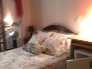 um quarto com uma cama com uma cabeceira e uma almofada em just simple em Kalamata