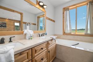 Salle de bains dans l'établissement Coyote Flat - Luxury Log Cabin with jet tubs and more! 32 autres photos