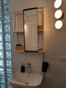 een badkamer met een wastafel en een spiegel bij Urban79 in Bernalda
