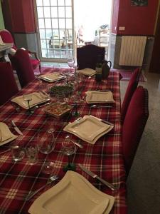 - une table avec un tissu de table rouge à tresses et des verres à vin dans l'établissement Large Country House in the heart of Champagne, à Baslieux-sous-Châtillon