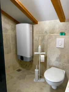 La salle de bains est pourvue de toilettes et d'un réservoir d'eau. dans l'établissement Lobov view, à Kotor