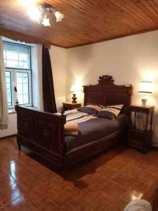 um quarto com uma cama grande num quarto em Large Country House in the heart of Champagne em Baslieux-sous-Châtillon