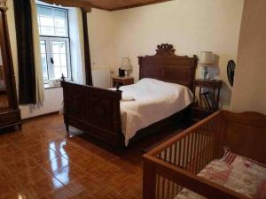 um quarto com uma cama grande e uma janela em Large Country House in the heart of Champagne em Baslieux-sous-Châtillon