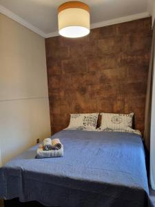 um quarto com uma cama azul com duas toalhas em Όμορφο διαμέρισμα στο κέντρο της πόλης em Serres