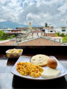 un plato de desayuno con vistas a la ciudad en HOTEL SHAMBALA, en Salento