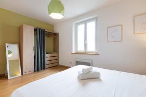 1 dormitorio con cama blanca y ventana en La Terrasse Du Gibet en Montigny-lès-Metz