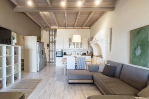 een woonkamer met een bank en een keuken bij Marina View in Limenas