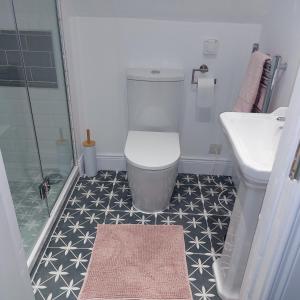 een badkamer met een toilet en een wastafel bij Tobar Na Si Apartments in Letterkenny