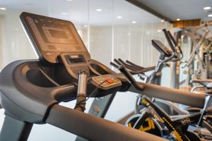 a cell phone on a treadmill in a gym at Hotel Spa Cádiz Plaza in Cádiz