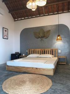 - une chambre avec un grand lit et une tête de lit en bois dans l'établissement Blue Sea Homestay 2, à Phu Yen