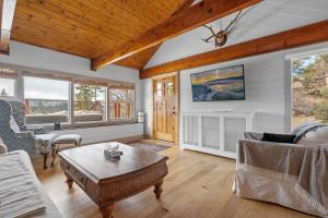 Χώρος καθιστικού στο Enchanted Hideaway - Newly remodeled with Hot Tub and Lake Views!