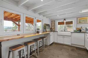 Η κουζίνα ή μικρή κουζίνα στο Enchanted Hideaway - Newly remodeled with Hot Tub and Lake Views! +14 φωτογραφίες