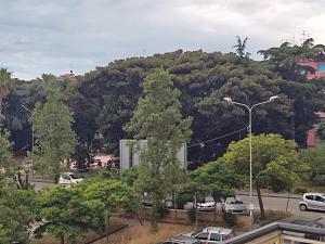 una montagna con auto parcheggiate in un parcheggio di Don Aurelio in città ad Acireale Altre 16 foto