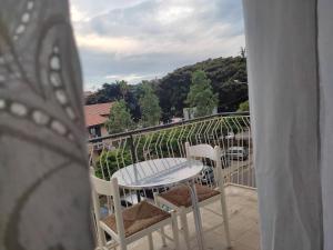 vista su un balcone con tavolo e sedie di Don Aurelio in città ad Acireale