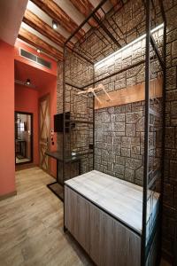 um quarto com uma cama e uma parede de tijolos em Hotel Taverna Devolli em Stalin