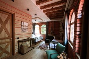 Habitación con paredes de madera, puerta y sillas. en Hotel Taverna Devolli, en Stalin