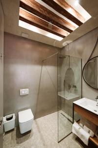 a bathroom with a toilet and a sink at Hotel Taverna Devolli in Kuçovë