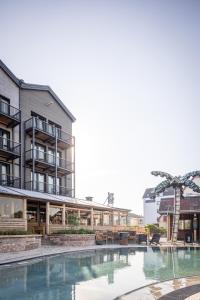 um edifício com piscina em frente a um edifício em Bretterbude Büsum em Büsum