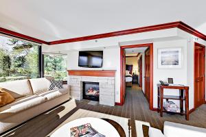 uma sala de estar com um sofá e uma lareira em Resort at Squaw Creek's 556, 558, & 560 em Olympic Valley