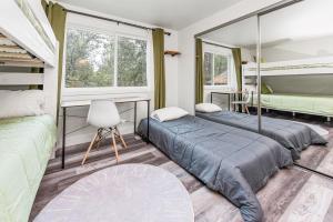 een slaapkamer met 2 bedden en een bureau bij Ever Serene Cabin - Serenity awaits at this cozy home! in Sugarloaf