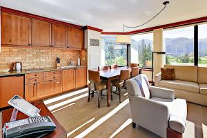 Et opholdsområde på Resort at Squaw Creek's 556, 558, & 560