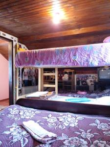 Ce dortoir comprend des lits superposés. dans l'établissement Vikendica Vukovic, à Foča