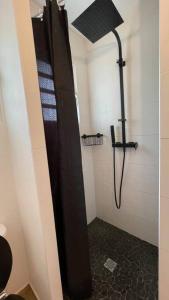 La salle de bains est pourvue d'une douche avec un tuyau. dans l'établissement Sea views in Hope Estate, à Cul de Sac