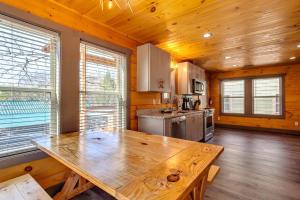 una cocina con mesa de madera en una cabaña en Dancing Bear Cabin- Relax & Enjoy!, en Sevierville