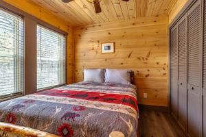 1 dormitorio con 1 cama en una cabaña de madera en Dancing Bear Cabin- Relax & Enjoy!, en Sevierville